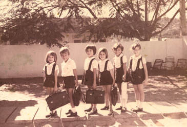 Primeiras alunas da Mini Universidade São Domingos em uniforme dos anos 1970