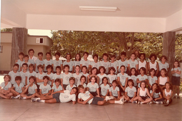 Turma de alunos da Escola São Domingos nos primeiros anos da instituição