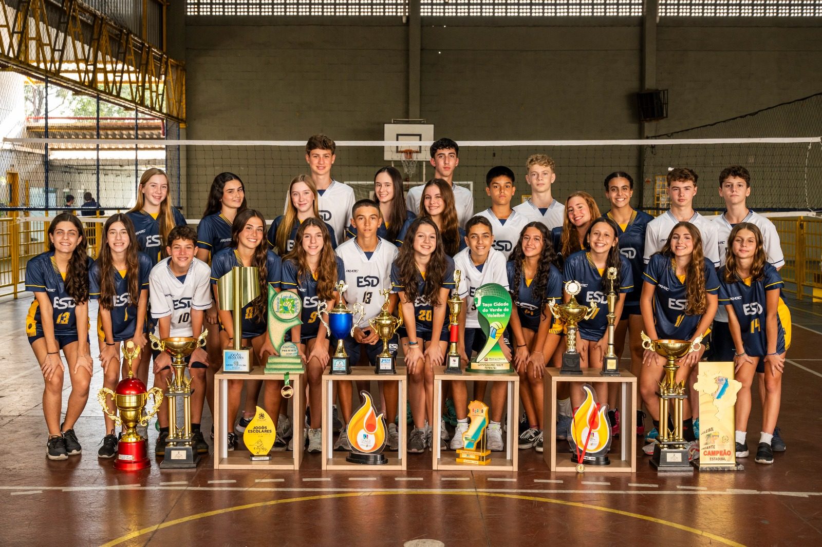 Equipe de Vôlei ESD com troféus conquistados em jogos estaduais e nacionais