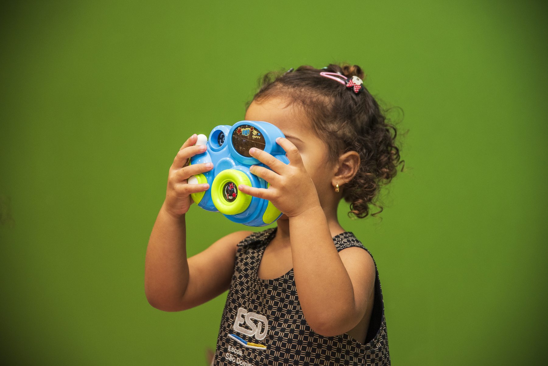 Aluna explorando o mundo com câmera fotográfica