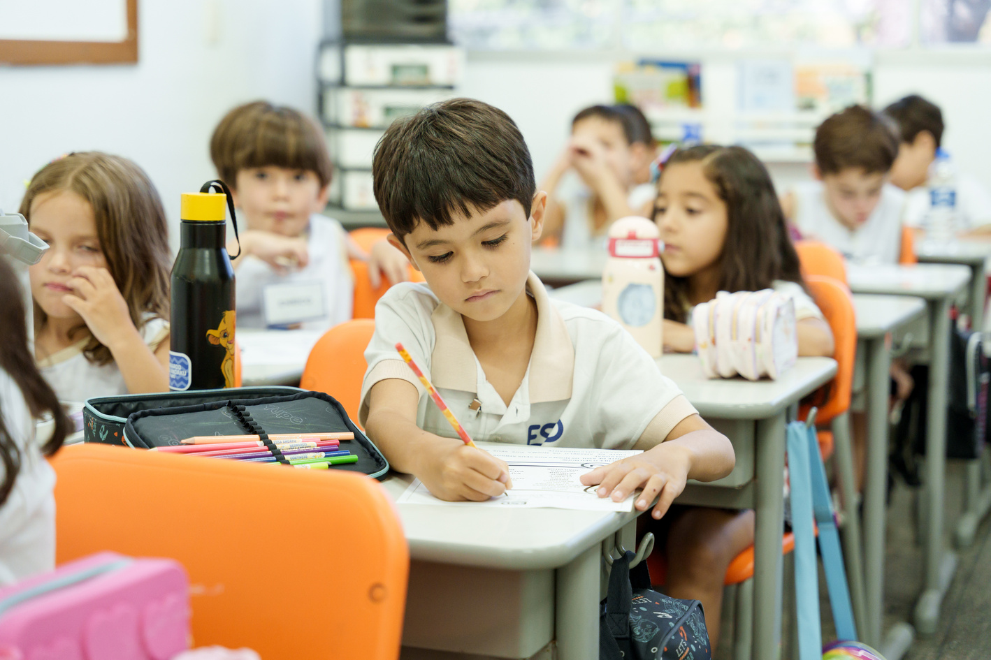 Aluno do Ensino Fundamental I em sala de aula da Escola São Domingos