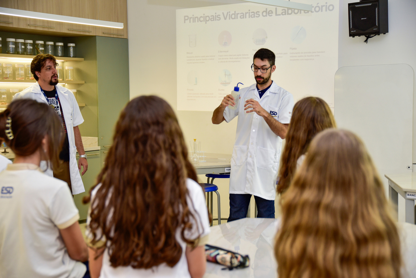 Alunos do Ensino Fundamental II em laboratório da Escola São Domingos